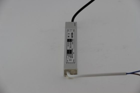 2500mA 12 V DC 30W は LED の運転者/IP68 LED の電源 EPA8270C を防水します